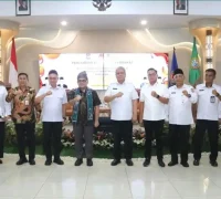 Sekda Kalbar Harisson memberikan arahan kepada generasi muda dalam sharing session di Kantor Wali Kota Pontianak tentang peningkatan kompetensi dan integritas.