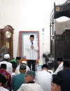 Gubernur Ria Norsan saat memberikan kultum di Masjid Keraton Ismahayana Landak, Minggu (1/3/2026).