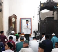 Gubernur Ria Norsan saat memberikan kultum di Masjid Keraton Ismahayana Landak, Minggu (1/3/2026).