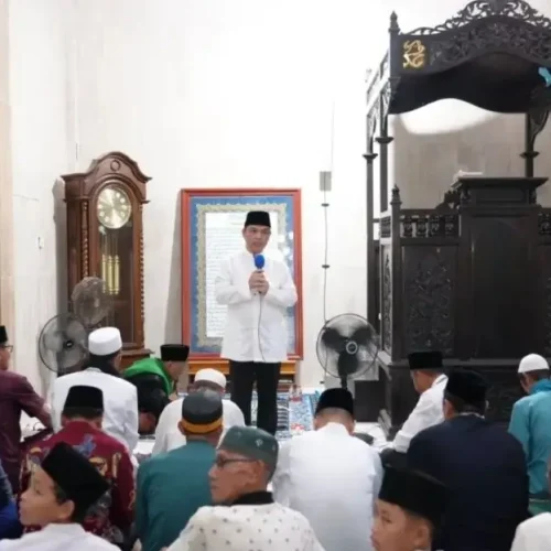 Gubernur Ria Norsan saat memberikan kultum di Masjid Keraton Ismahayana Landak, Minggu (1/3/2026).