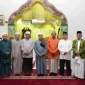 Gubernur Ria Norsan menyerahkan bantuan saat Safari Ramadan di Masjid Mujahidin Sanggau (25/2/2026).