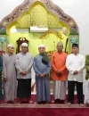 Gubernur Ria Norsan menyerahkan bantuan saat Safari Ramadan di Masjid Mujahidin Sanggau (25/2/2026).