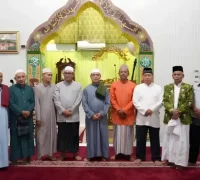Gubernur Ria Norsan menyerahkan bantuan saat Safari Ramadan di Masjid Mujahidin Sanggau (25/2/2026).