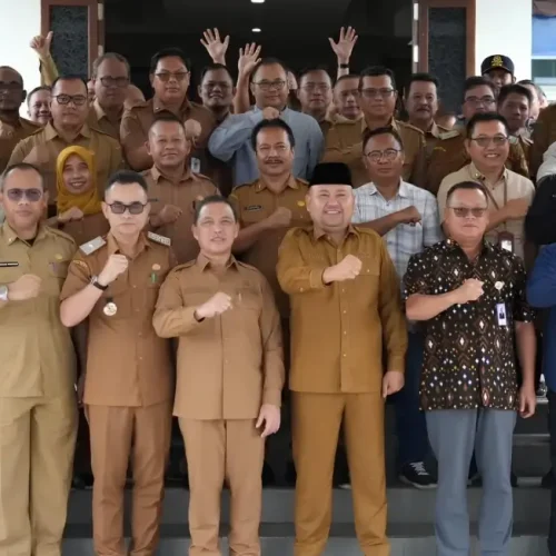 Gubernur Ria Norsan berdialog bersama jajaran Pemkab Melawi di Pendopo Bupati Melawi.