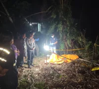 Petugas kepolisian melakukan olah TKP di lokasi penemuan jasad pria berinisial J.F.M. di area perkebunan kelapa sawit, Desa Toho Ilir, Kabupaten Mempawah.