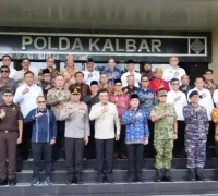 Menko Polkam Djamari Chaniago saat silaturahmi dengan tokoh masyarakat di Mapolda Kalbar.