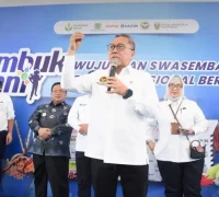 Menko Pangan Zulkifli Hasan saat mengikuti rembuk tani bersama petani di Kubu Raya.