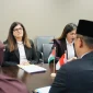Menteri Luar Negeri Sugiono berjabat tangan dengan Menlu Palestina Varsen Aghabekian Shahin dalam pertemuan bilateral di Jenewa.
