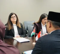 Menteri Luar Negeri Sugiono berjabat tangan dengan Menlu Palestina Varsen Aghabekian Shahin dalam pertemuan bilateral di Jenewa.