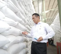 Mentan Amran tinjau gudang beras di Karawang, Jawa Barat, Kamis (23/4/2026), dengan stok nasional tembus 5 juta ton.