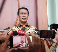 Menteri Pertanian Andi Amran Sulaiman memberikan keterangan pers terkait pencabutan izin distributor pupuk nakal. (Humas Kementan)