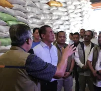 Mentan Amran cek stok beras nasional 4,5 juta ton di gudang Bulog, (5/4/2026).