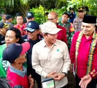 Menteri BPLH Hanif Faisol Nurofiq saat meninjau kesiapsiagaan karhutla Kubu Raya ke Desa Rasau Jaya Umum, Kecamatan Rasau Jaya, Kamis (16/4/2026).