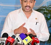 Menteri UMKM Maman Abdurrahman menyampaikan arahan Presiden Prabowo Subianto terkait percepatan digitalisasi dan perlindungan usaha mikro dalam rapat di Istana Merdeka, Jakarta, Selasa (4112025). (Dok. BPMI Setpres)