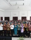 Menteri Wihaji bersama TP PKK Kalbar menyalurkan bantuan MP-ASI kepada ibu hamil dan balita dalam upaya pencegahan stunting di Pontianak.