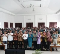 Menteri Wihaji bersama TP PKK Kalbar menyalurkan bantuan MP-ASI kepada ibu hamil dan balita dalam upaya pencegahan stunting di Pontianak.