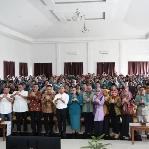 Menteri Wihaji bersama TP PKK Kalbar menyalurkan bantuan MP-ASI kepada ibu hamil dan balita dalam upaya pencegahan stunting di Pontianak.