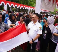 Wali Kota Edi Rusdi Kamtono, Pasar Murah Hut ke-80 RI Wali Kota Pontianak, Edi Rusdi Kamtono hadir di pasar murah yang diselenggarakan dalam rangka HUT ke-80 RI. (Pontianak.go.id)