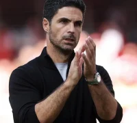 Mikel Arteta memberikan instruksi kepada pemain Arsenal saat memimpin klasemen Liga Inggris awal 2026. (instagram.com/mikelarteta)