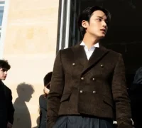 Mingyu SEVENTEEN menghadiri Dior Winter 2026 Men’s Collection di Paris Fashion Week 2026 (21/1).