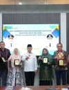 Gubernur Kalbar Ria Norsan usai memimpin rapat koordinasi pencegahan dan mitigasi karhutla bersama tujuh akademisi di Kantor Gubernur Kalbar.