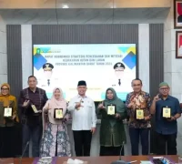 Gubernur Kalbar Ria Norsan usai memimpin rapat koordinasi pencegahan dan mitigasi karhutla bersama tujuh akademisi di Kantor Gubernur Kalbar.