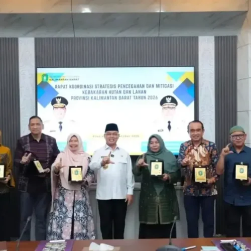 Gubernur Kalbar Ria Norsan usai memimpin rapat koordinasi pencegahan dan mitigasi karhutla bersama tujuh akademisi di Kantor Gubernur Kalbar.