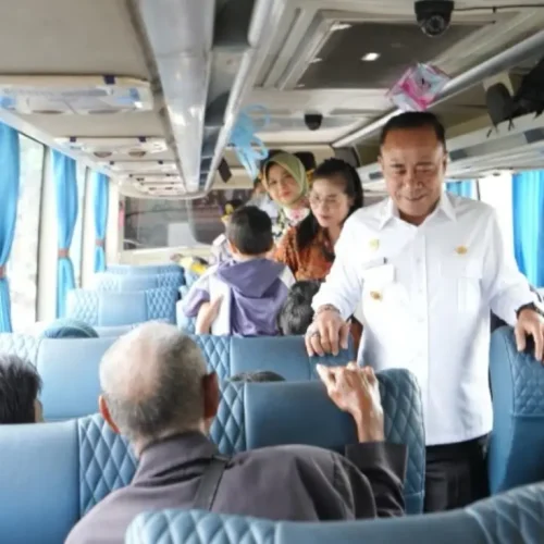 Wagub Kalbar Krisantus Kurniawan melepas peserta Mudik Gratis Khatulistiwa 2026 di Kantor Gubernur Kalbar Pontianak, (18/3/2026).