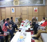 Wakil Gubernur Kalbar Krisantus Kurniawan menerima audiensi panitia Naik Dango ke-41 di Pontianak. (MC Kalbar)