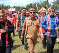 Wagub Kalbar Krisantus Kurniawan bersama Bupati Sujiwo menghadiri pembukaan Naik Dango ke-41 di Rumah Betang Lingga Kubu Raya.