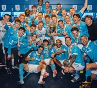 Pemain Napoli mengangkat trofi Supercoppa Italiana usai mengalahkan Bologna di partai final. (Foto: instagram.com/officialsscnapoli)