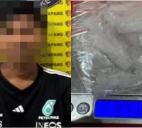 Polisi menunjukkan barang bukti 23 paket sabu yang disita dalam pengungkapan kasus peredaran narkotika di Kecamatan Manis Mata, Kabupaten Ketapang.