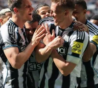Pemain Newcastle United merayakan gol saat mengalahkan Brighton 3-1 di St James Park.