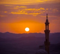 Ilustrasi - Umat Muslim melaksanakan doa dan ibadah pada malam Nisfu Syaban menjelang bulan Ramadan.