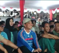 Gubernur Kalbar Ria Norsan bersama warga mengikuti nobar perebutan tempat ketiga Piala Dunia 2026 di Halaman Kantor Gubernur Kalbar.