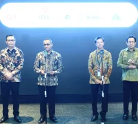 Pjs Kepala Eksekutif Pengawas Pasar Modal OJK Hasan Fawzi bersama Ketua Umum AEI Armand Wahyudi Hartono usai pertemuan di Gedung BEI Jakarta