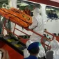 Tim penyelam mengevakuasi korban dari bangkai KM Virgo Transport 8 di Perairan Laut Jawa. (BASARNAS)