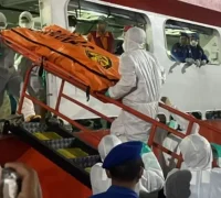 Tim penyelam mengevakuasi korban dari bangkai KM Virgo Transport 8 di Perairan Laut Jawa. (BASARNAS)