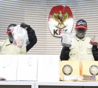 Barang bukti uang tunai Rp610 juta yang disita Komisi Pemberantasan Korupsi dalam operasi tangkap tangan kasus dugaan gratifikasi dana THR di Cilacap, Jawa Tengah.