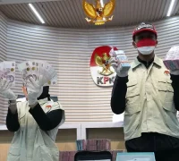 Petugas KPK membawa barang bukti usai OTT kasus suap pemeriksaan pajak di Direktorat Jenderal Pajak. (Dok. KPK)