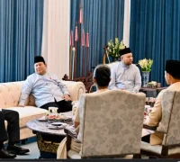 Prabowo Subianto bersama Joko Widodo dan Susilo Bambang Yudhoyono dalam open house Idulfitri di Istana Merdeka, (21/3/2026).