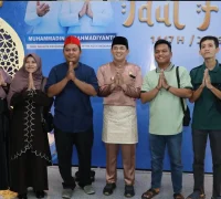 Muhammadin menyambut warga dalam open house Idulfitri di di Jalan Gunung Poteng, Singkawang, (22/3/2026).