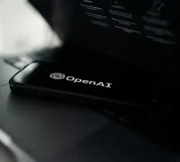 Ilustrasi - ekspansi OpenAI dengan penambahan ribuan pegawai untuk pengembangan teknologi AI hingga 2026.