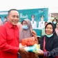 Wagub Krisantus membagikan paket sembako kepada warga Ketapang saat Operasi Pasar Murah Ramadan.
