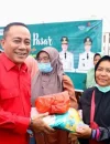 Wagub Krisantus membagikan paket sembako kepada warga Ketapang saat Operasi Pasar Murah Ramadan.