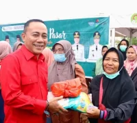 Wagub Krisantus membagikan paket sembako kepada warga Ketapang saat Operasi Pasar Murah Ramadan.