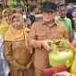 Bupati Sujiwo meninjau Operasi Pasar Ramadan di Kuala Dua dengan subsidi elpiji 3 kg Rp10.000.