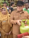 Bupati Sujiwo meninjau Operasi Pasar Ramadan di Kuala Dua dengan subsidi elpiji 3 kg Rp10.000.