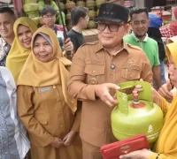 Bupati Sujiwo meninjau Operasi Pasar Ramadan di Kuala Dua dengan subsidi elpiji 3 kg Rp10.000.