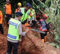 Personel Polri bersama tim gabungan melakukan pencarian korban longsor di Majenang, Cilacap, menggunakan peralatan manual dan anjing pelacak K9.(mediahub.polri.go.id)
